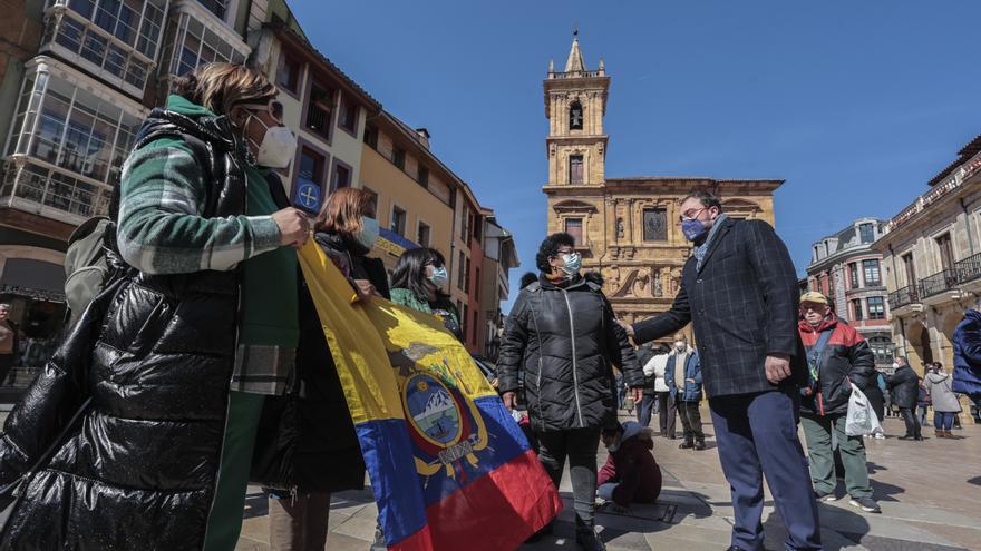 Homenaje en la plaza del Ayuntamiento a Érika Yunga, la menor asesinada en Oviedo