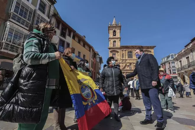 Homenaje en la plaza del Ayuntamiento a Érika Yunga, la menor asesinada en Oviedo