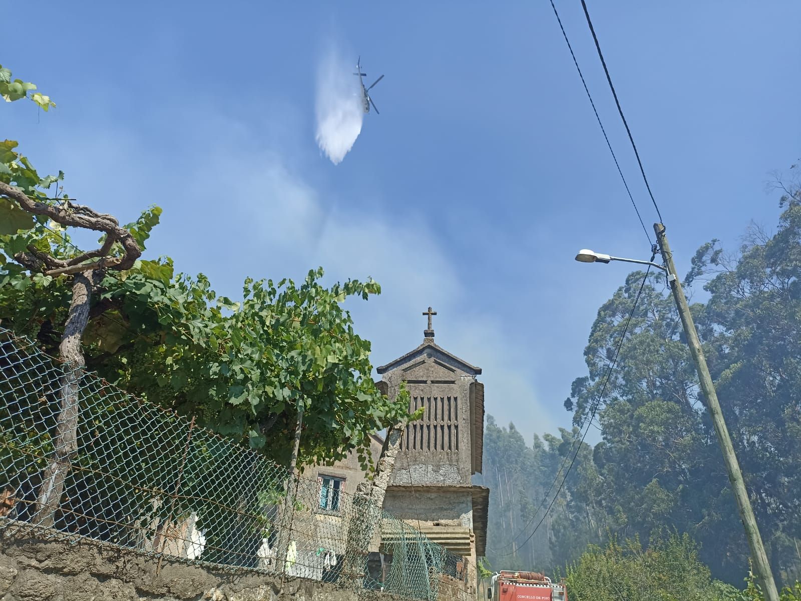 Jornada de humo y cenizas en Arousa con hasta cuatro focos activos