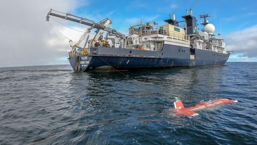 El &#039;Falkor&#039;, con el robot en primer término.