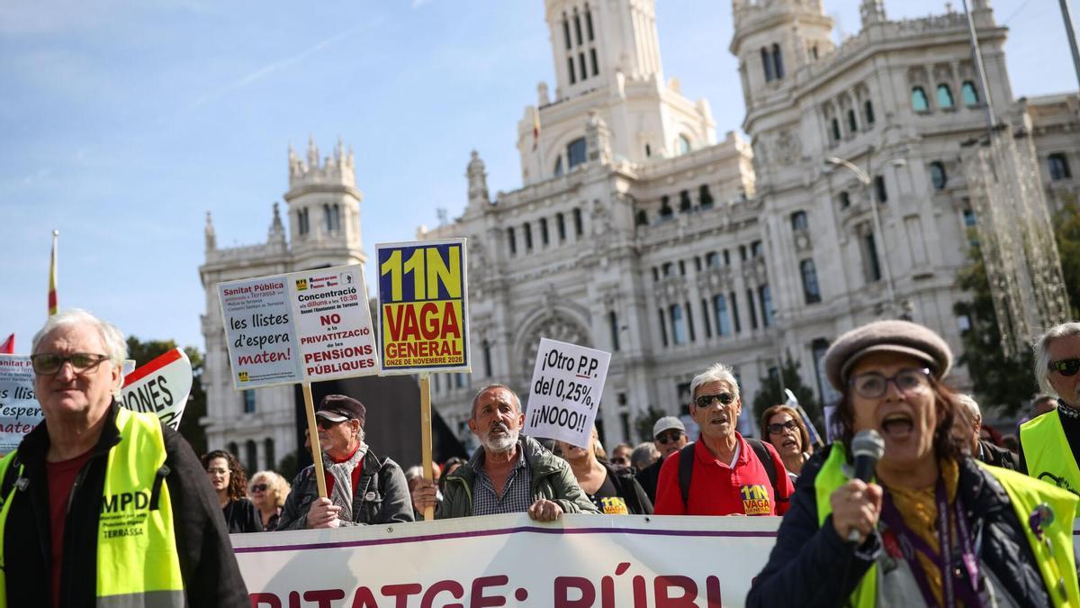 Miles de personas de toda España exigen en Madrid pensiones públicas dignas y rechazan su privatización