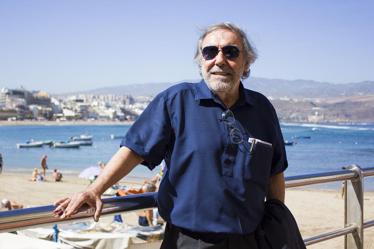 Eugenio Padorno , poeta, ensayista y profesor, en el paseo de Las Canteras, en 2013.