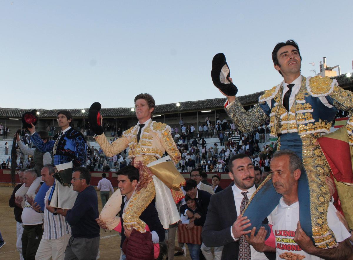 La terna saliendo a hombros ayer en Cabra tras el tradicional festejo del Sábado Santo.