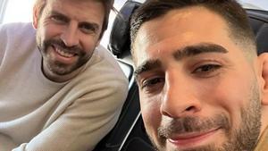 Gerard Piqué e Ilia Topuria, en un viaje de avión en el que coincidieron.