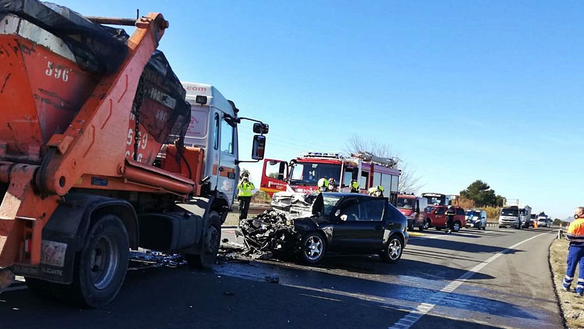 El vehículo quedó destrozado tras el brutal impacto con el camión.  | INFORMACIÓN