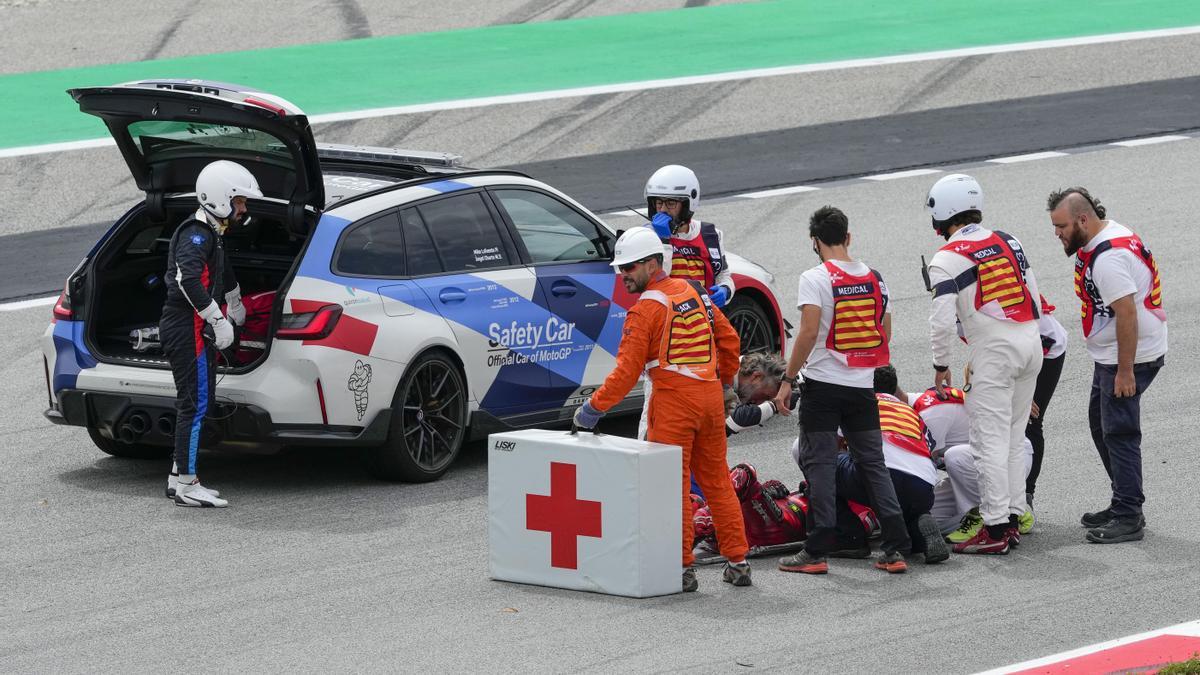 Francesco Bagnaia, atendido tras la caída ocurrida durante la carrera de MotoGP del Gran Premio de Cataluña.