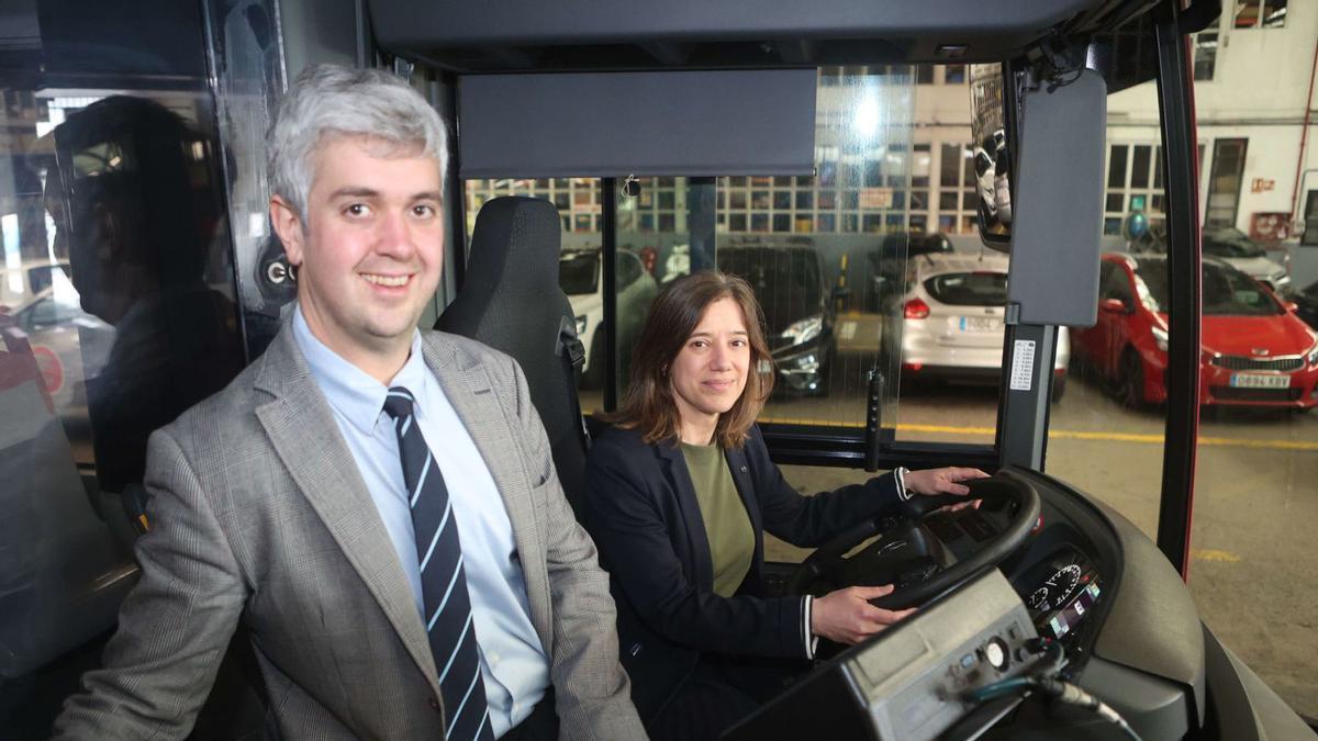 Ignacio Prada y Alejandra López Prada, al volante de un bus de la Compañía de Tranvías.