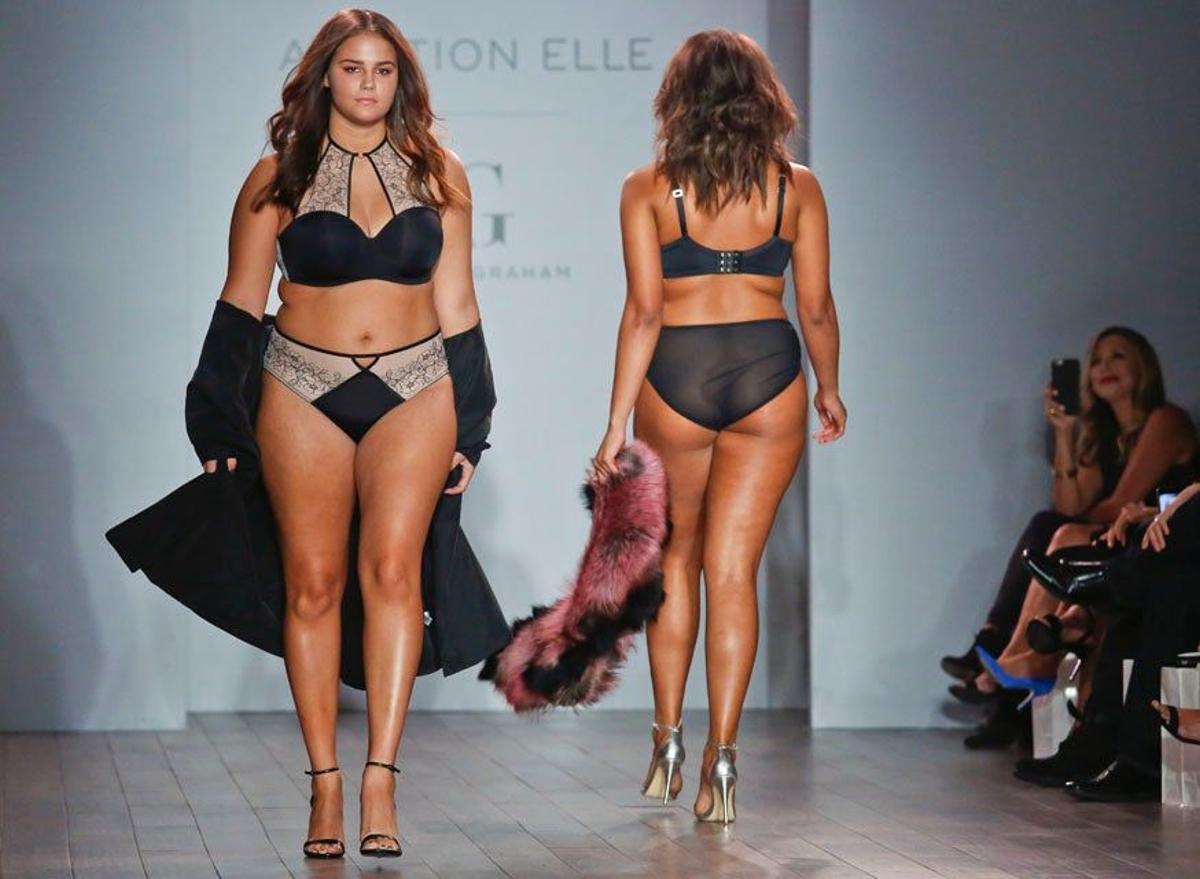 Ashley Graham combina lencería con prendas de abrigo