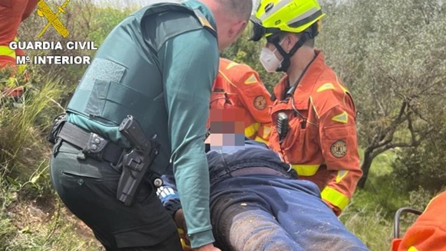 Rescatan a un hombre que se había caído por un barranco en Aielo de Malferit.