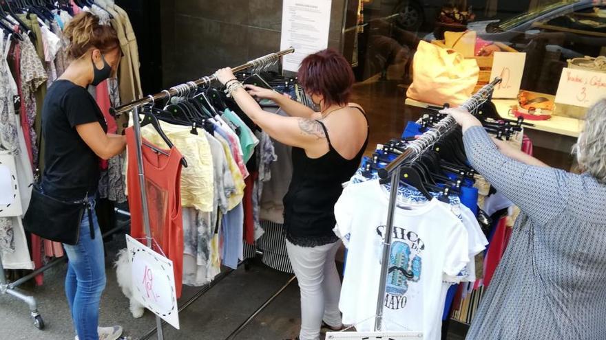 Clientes  en una botiga de roba  aprofitant les Gangues d&#039;estiu, aquest dissabte