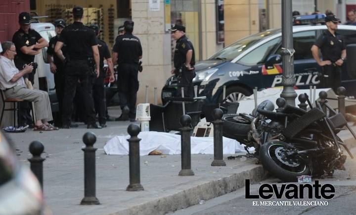 Una fallecida y 16 heridos al estrellarse una moto contra una terraza en Benicalap