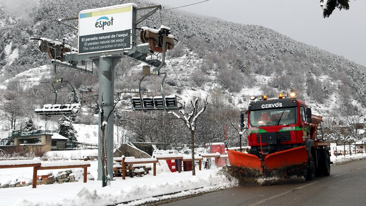 La nieve afecta a una docena de carreteras en Catalunya