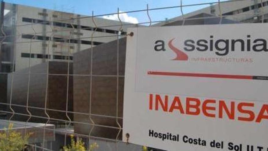 Imagen del vallado de las obras de ampliación del hospital Costa del Sol, paralizadas desde hace siete años.