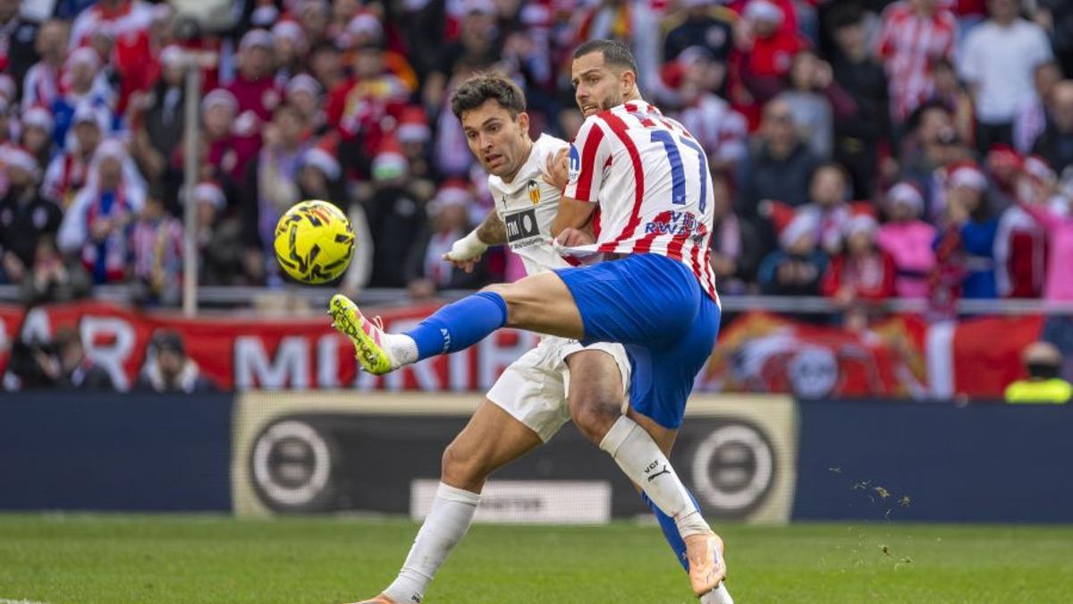 Hugo Duro pugna por el balón con Hancko