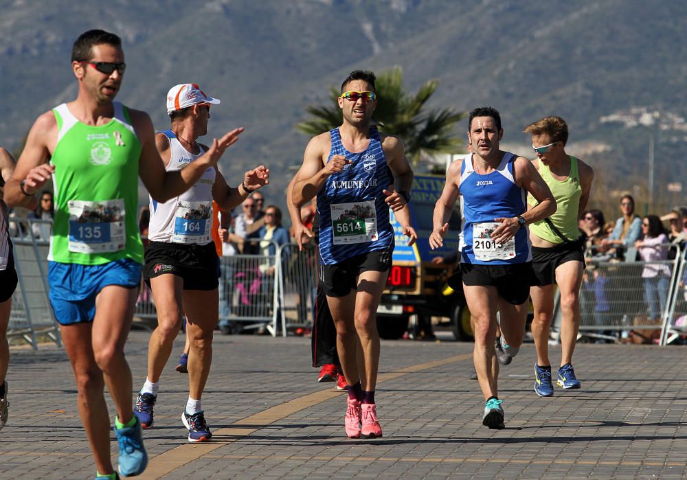 El Mouaziz, del Club Nerja de Atletismo ha vuelto a imponerse en la prueba, que ha alcanzado una participación récord con 7.500 corredores