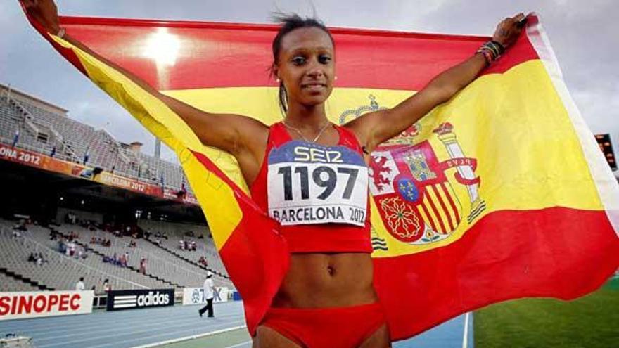 Ana Peleteiro posa con la bandera española tras conseguir el triunfo en el Mundial júnior. // Efe