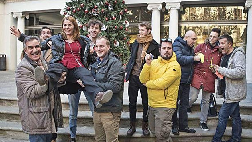 Foto de família dels organitzadors amb alguns dels participants al claustre just després de la presentació de la gala que es farà avui a Manresa