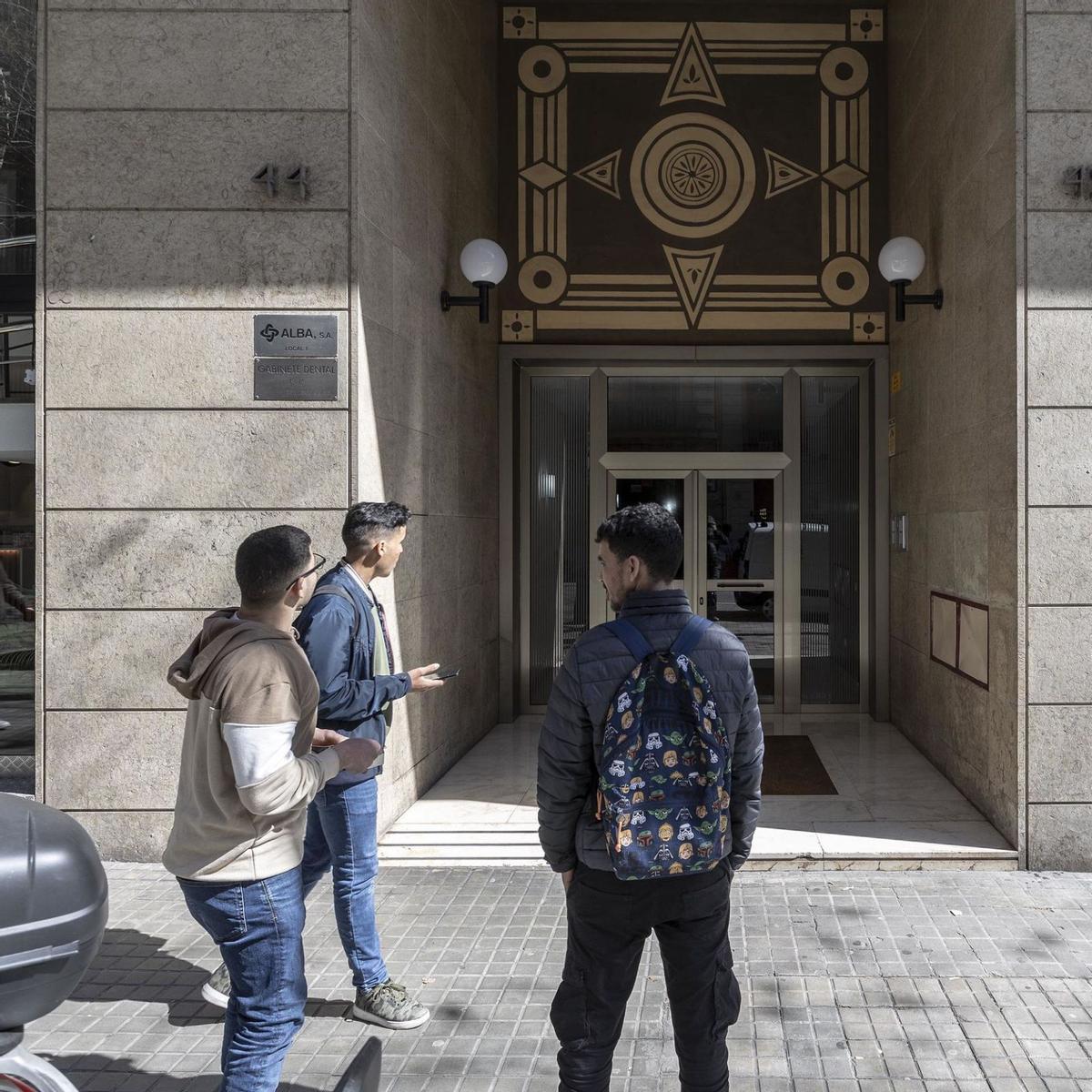 Tres nits sense dormir: la vida sota un pis turístic