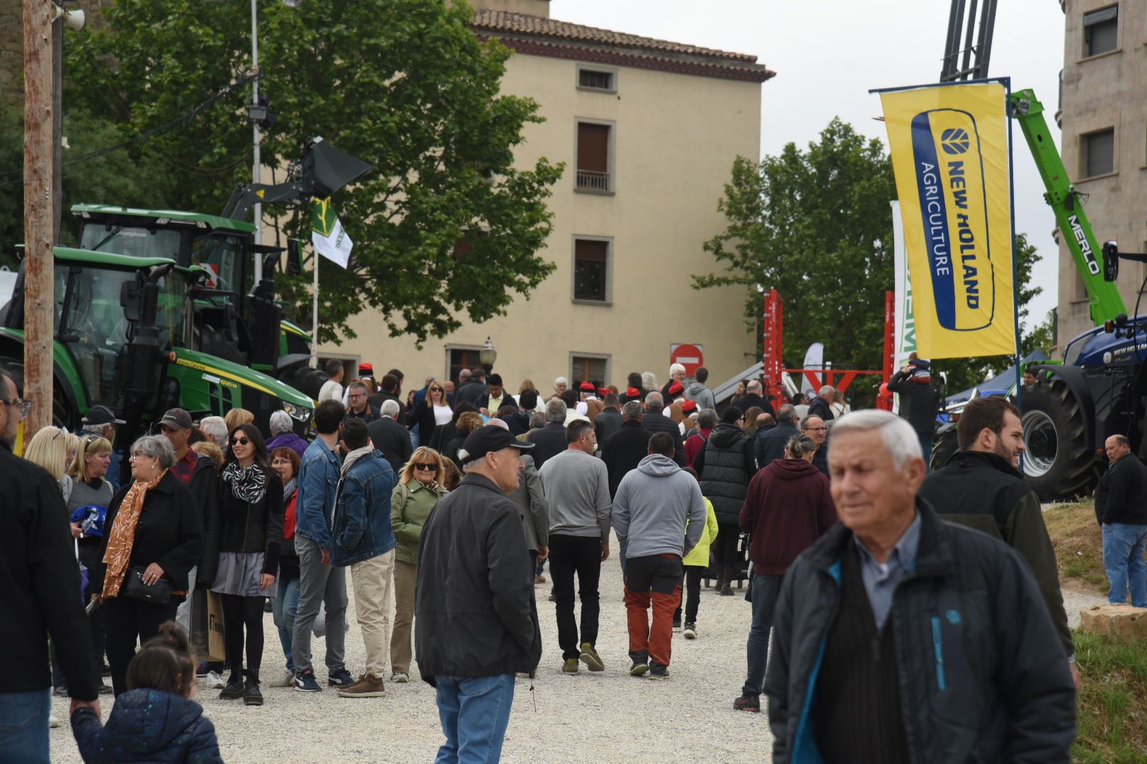 La Fira de Sant Isidre de Solsona obre amb ambient, però pendent del cel