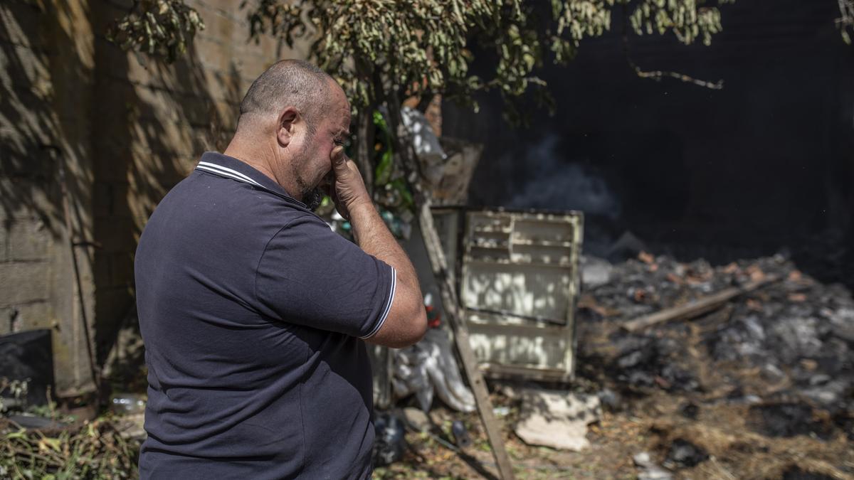 Incendio en Lober: Domingo Blanco en la explotación de su hijo Martín.