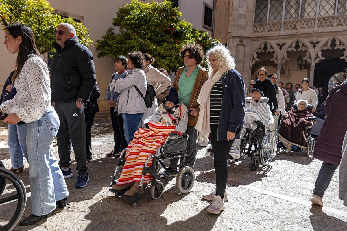 Devotos veneran el Crist de la Sang