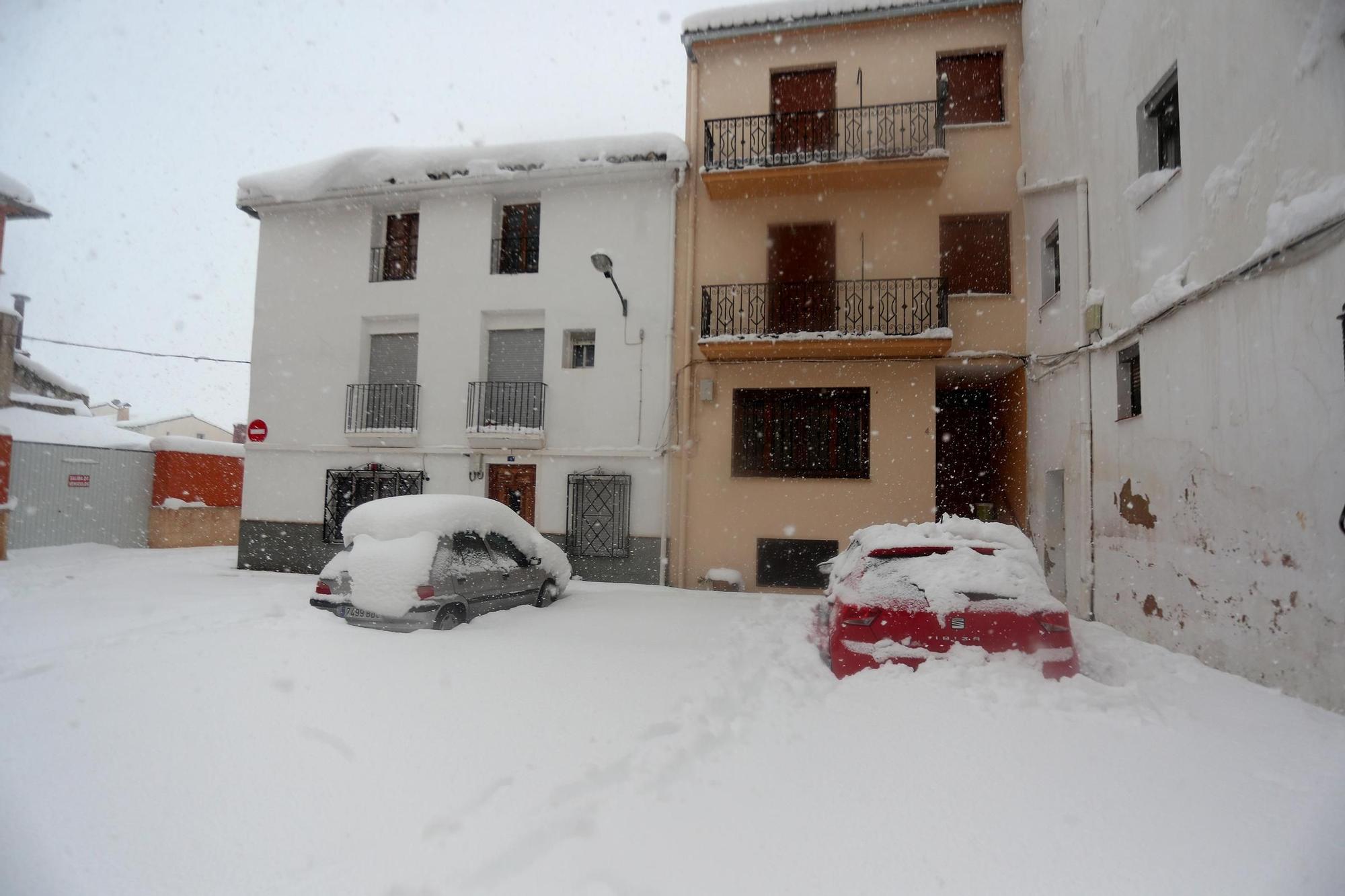 La nieve impide salir de casa en los pueblos del interior de la C. Valenciana