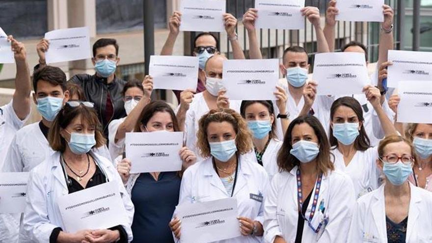 Personal sanitario del Hospital Universitario de Canarias durante la concentración que realizaron este martes en protesta por la destitución del jefe de Urgencias del HUC, Guillermo Burillo.