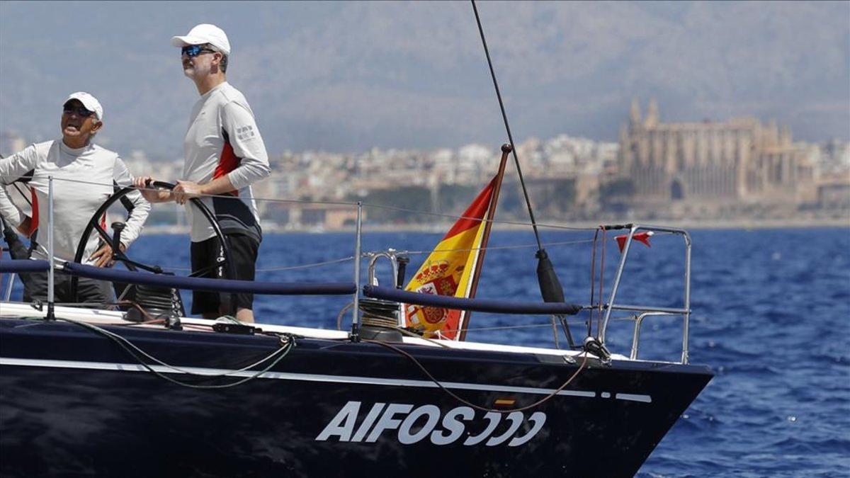 El rey Felipe, a bordo de &quot;Aifos&quot;