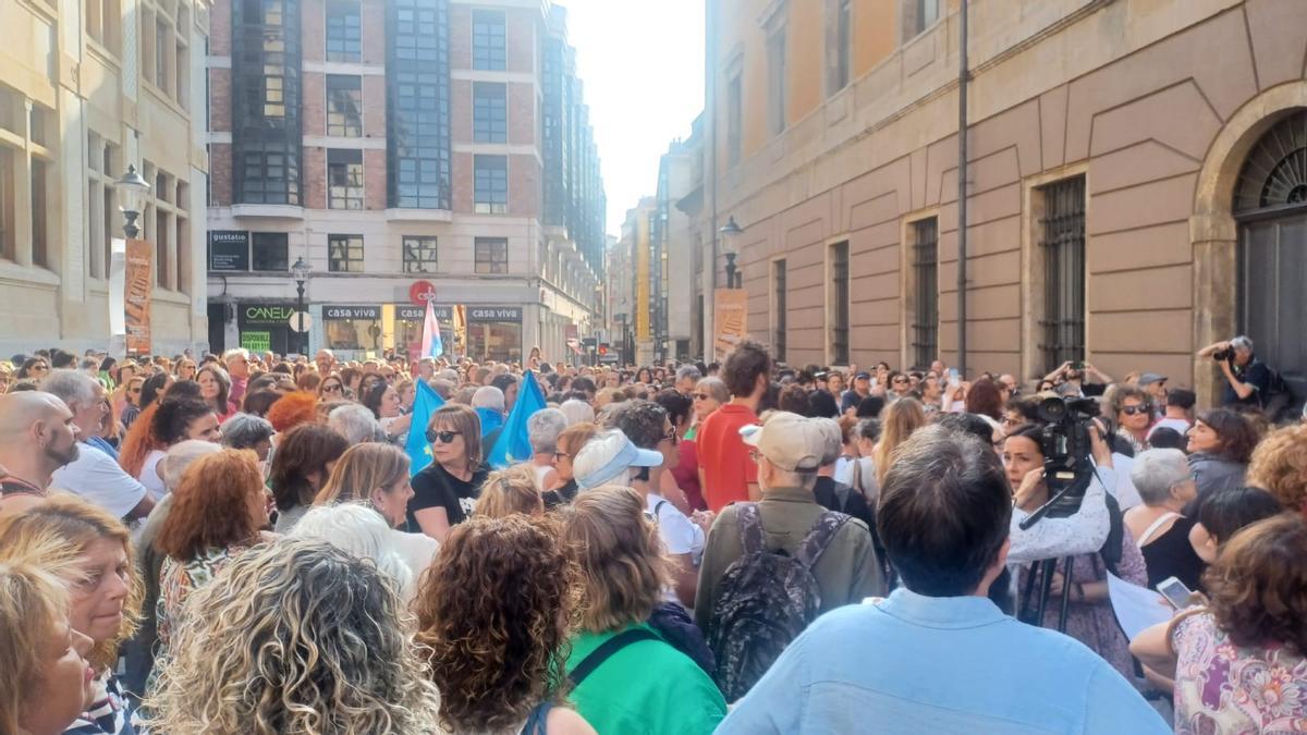 El feminismo asturiano se manifiesta contra el pacto con Vox en Gijón al grito de "fascista el que no bote"