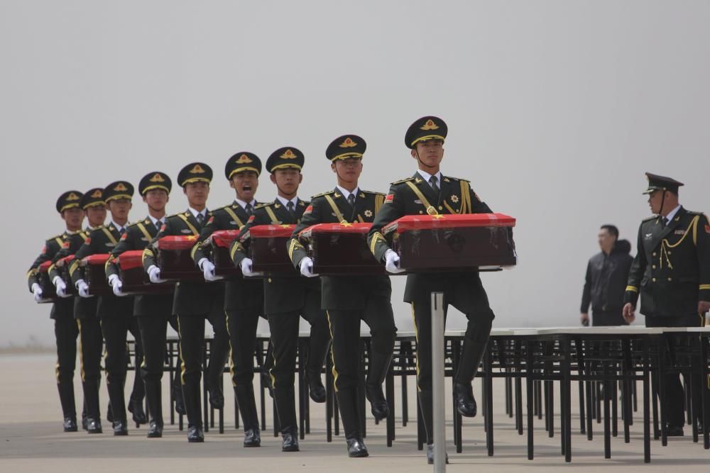 Guardias de honor chinos transportan los restos de soldados locales fallecidos durante la Guerra de Corea entre 1950 y 1953, devueltos ahora por Corea del Sur.