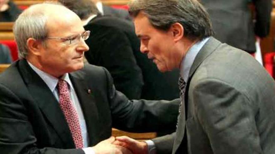 El saludo de José Montilla y Artur Mas durante la primera sesión del debate de investidura.