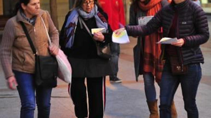 Reparto de octavillas el día del acto de la Constitución.