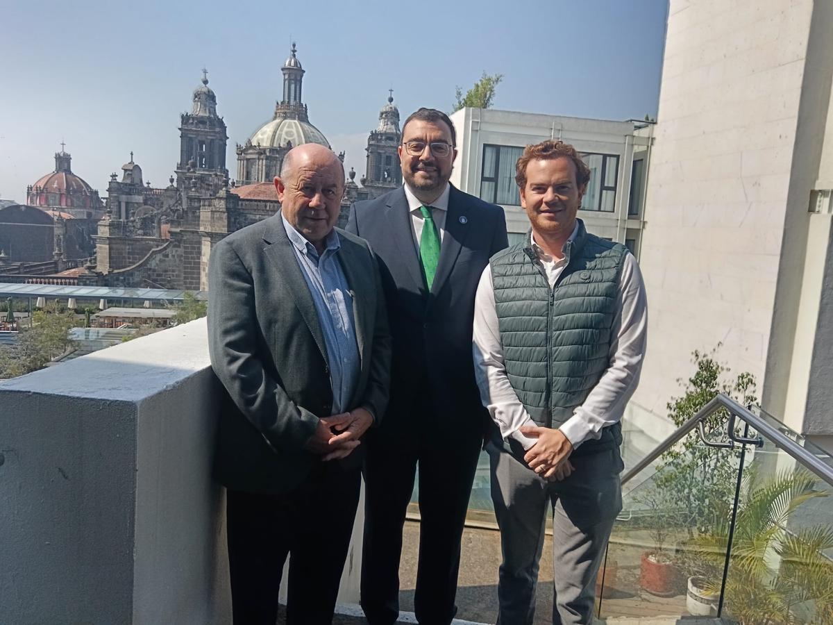 Barbón con Francisco Santoveña, padre e hijo, con la catedral metropolitana de México al fondo.