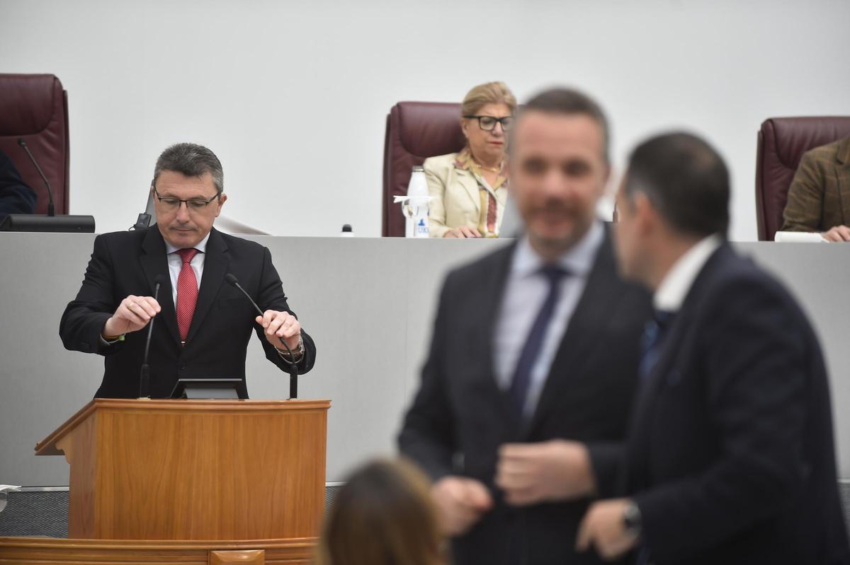 Pascual Salvador pasó de Vox al Grupo Mixto en octubre de 2022 y actualmente está de nuevo en el Grupo Vox.