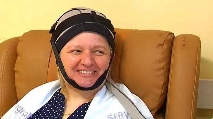 Un casco evita la caída del pelo durante la quimioterapia