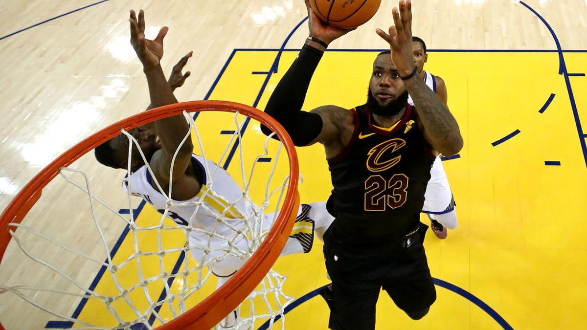 LeBron James, a punto de encestar.