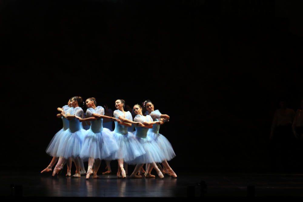 El Teatro Cervantes acoge la versión escénica de Alicia en el país de las maravillas y El lago de los cisnes, este último coreografiado por Valentina Letova