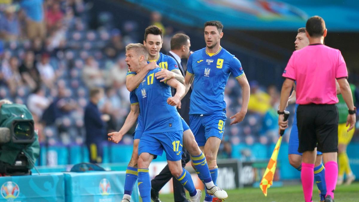 Oleksandr Zinchenko celebra el primer tanto de los ucranianos ante Suecia