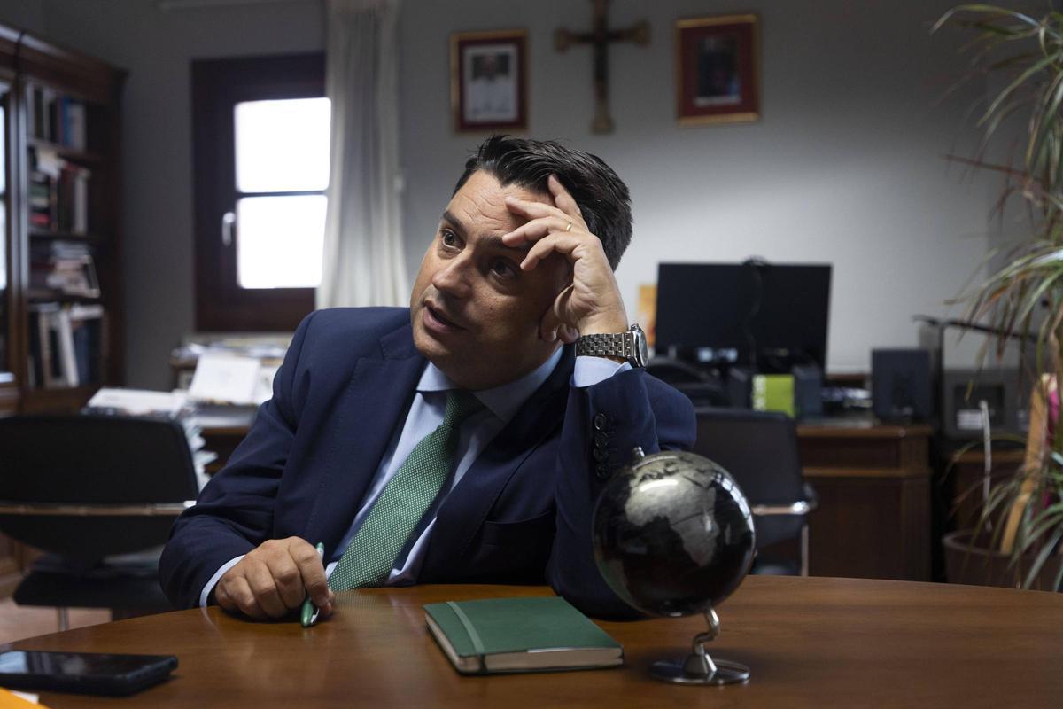 El rector de la Universidad Católica de Valencia (UCV), José Manuel Pagán, en su despacho.