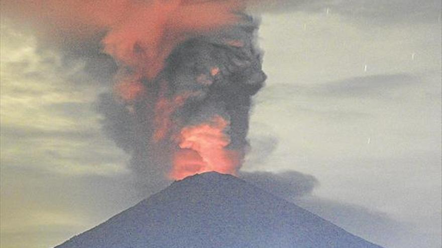 Bali se prepara para evacuar a 100.000 personas por el volcán