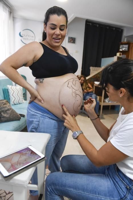 21-06-19 TELDE. SEDE LA LUNA DE NEPTUNO. LAS PALMAS DE GRAN CANARIA. Reportaje a una artista que pinta barrigas de embarazada. Fotos: Juan Castro.  | 21/06/2019 | Fotógrafo: Juan Carlos Castro