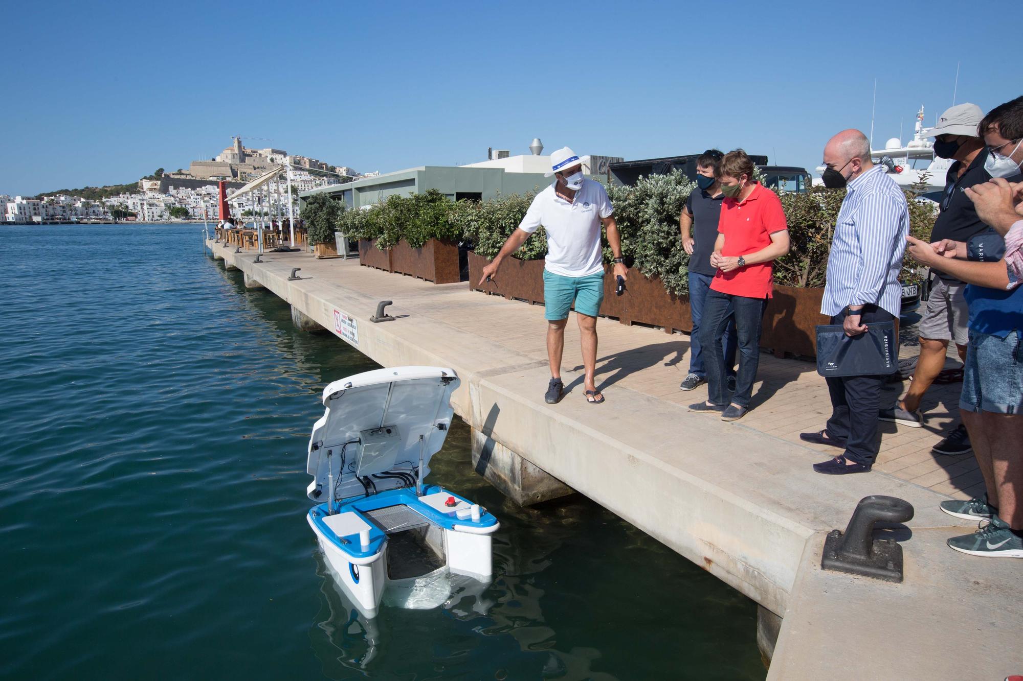 El ‘Geneseas’, un robot pionero en España limpia las aguas de la Marina Ibiza