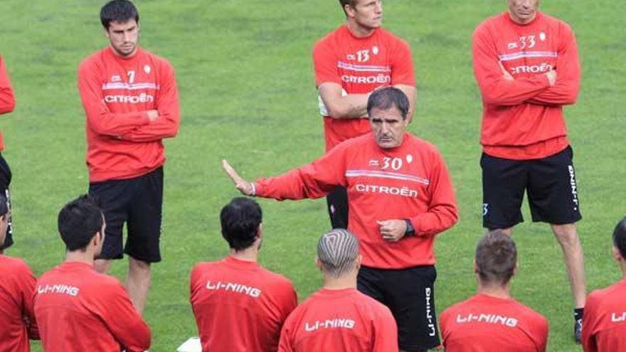 Paco Herrrera se dirige a la plantilla y al resto de su equipo técnico, antes de comenzar el entrenamiento de ayer tarde a puerta cerrada en el estadio de Balaídos. // Ricardo Grobas