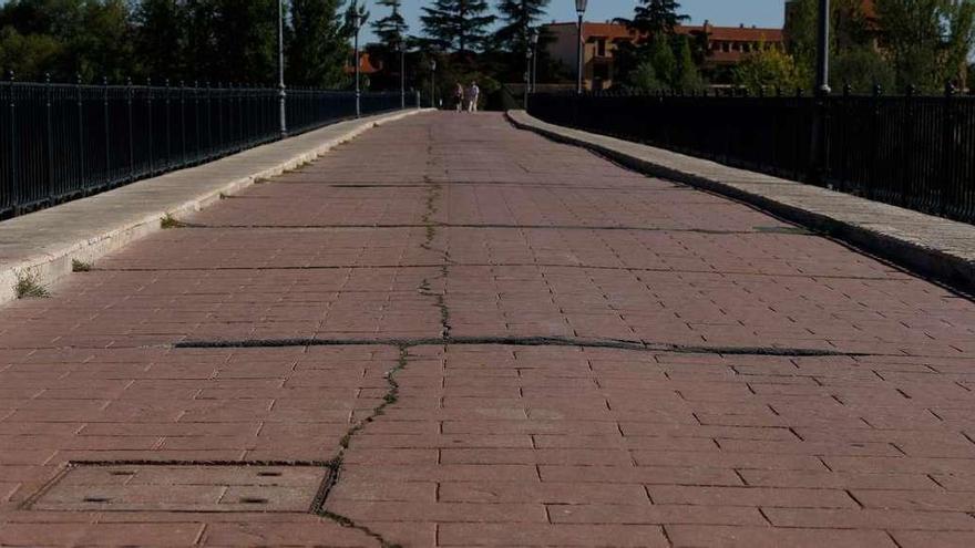 Pavimento en mal estado en el Puente de Piedra.