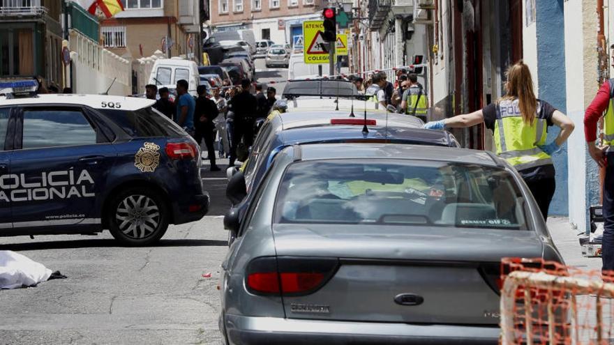 Agentes de policía investigan en el lugar de los hechos.