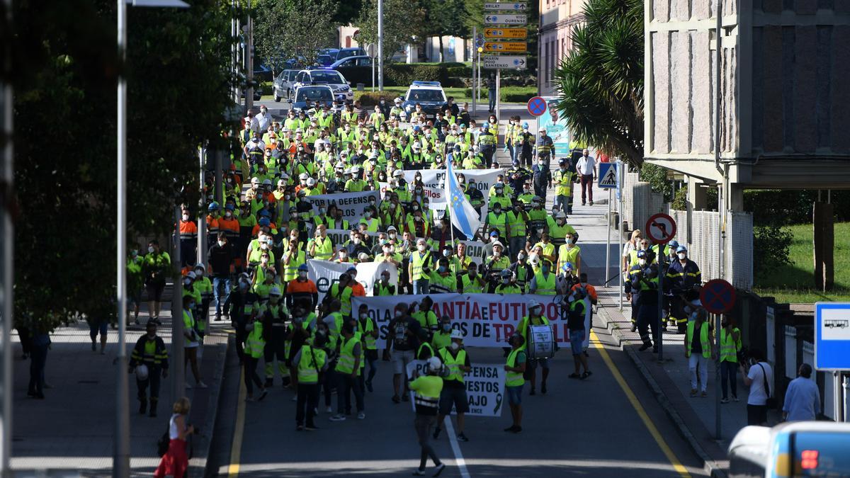 Trabajadores de Ence y auxiliares cortan el tráfico en los accesos a Pontevedra