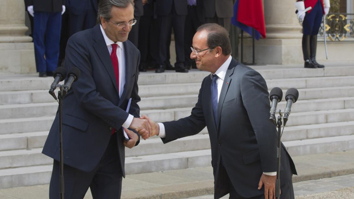 Samarás (izquierda) saluda a Hollande tras su reunión en el palacio del Elíseo de esta mañana.