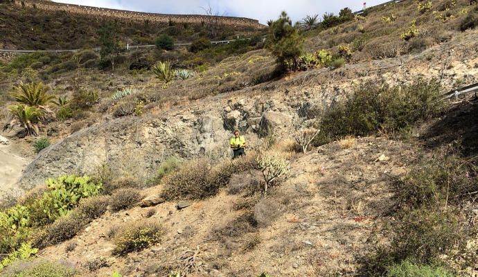 Un coche cae por un desnivel en la GC-75