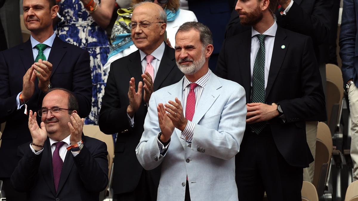 El rey Felipe VI anima a Nadal en las gradas de Roland Garros