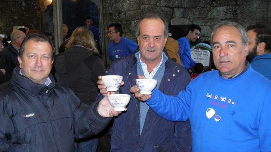 El alcalde, Francisco Fumega (c.), brinda con tinto de Cabanelas.//FdV